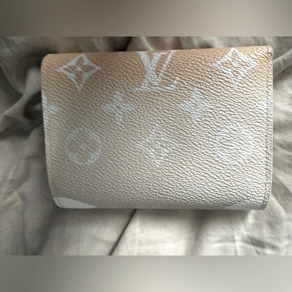 Louis Vuitton Victorine by the Pool pink Wallet - Picture 2 of 9
